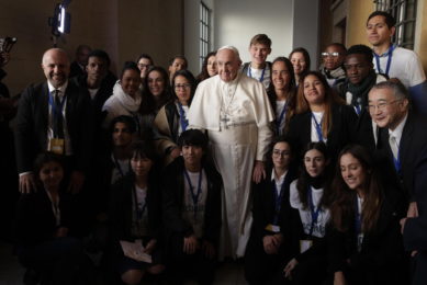 Educação: Papa celebrou 50 anos de ordenação sacerdotal junto de jovens estudantes (c/fotos)
