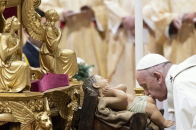 Natal: Jesus mudou a história sem recorrer «à força», mas pelo «dom da sua vida» - Papa Francisco