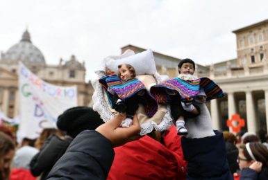 Vaticano: Papa abençoou imagens do Menino Jesus e pediu Natal com atenção aos mais necessitados