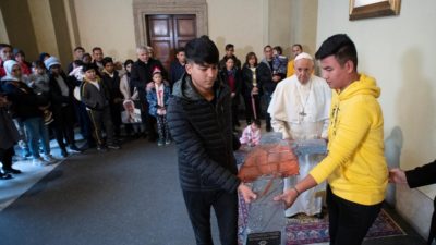 Vaticano: Papa recebeu colete salva-vidas de uma menina afogada no Mediterrâneo