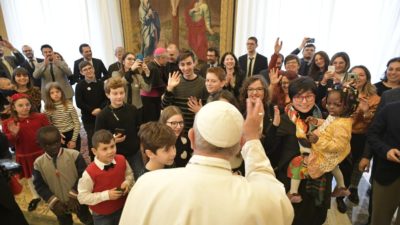 Vaticano: Papa encontra-se com crianças e idosos, com olhar posto no Natal