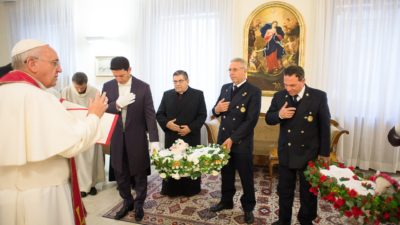 Vaticano: Papa cumpriu tradição de abençoar dois cordeiros na festa de Santa Inês