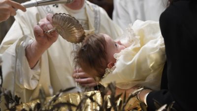 Vaticano: Batizar as crianças é um «ato de justiça», diz o Papa