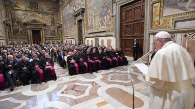 Vaticano: Papa apela à valorização dos idosos