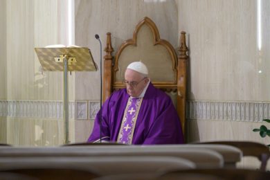 Covid-19: Papa reza por quem morre sozinho (c/vídeo)