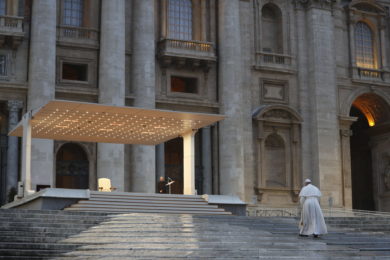 Vaticano: Covid-19 colocou todos «no mesmo barco» e é hora de mudar de vida, pede o Papa (c/vídeo)