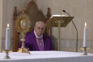 Papa: Francisco rezou pelas famílias isoladas e pediu «criatividade» e paz para os relacionamentos (c/vídeo)