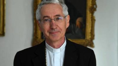 Covid-19: Bispo francês com teste positivo, uma semana depois de ter estado com o Papa