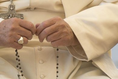 Papa: Francisco convida a «redescobrir beleza» da oração do Terço em casa