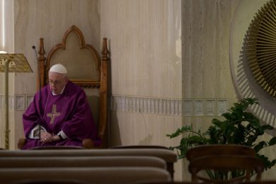 Vaticano: Papa reza por quem sofre «sentenças injustas», horas depois de absolvição de cardeal australiano