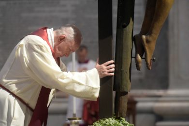 Covid-19: Papa presta homenagem aos que «morrem por amor», ao serviço dos doentes