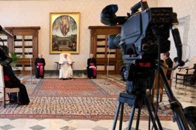 Covid-19: Papa reza pelos idosos nos lares, com «medo de morrer sozinhos» (c/vídeo)