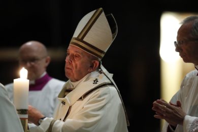 Vigília Pascal: «Façamos calar os gritos de morte», «pare o comércio das armas» e «cessem os abortos» - Papa Francisco
