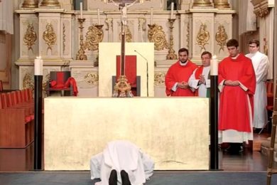 Sexta-Feira Santa: Bispo de Viana convidou a colocar na cruz de Cristo quantos estão infetados e sofrem por causa do vírus