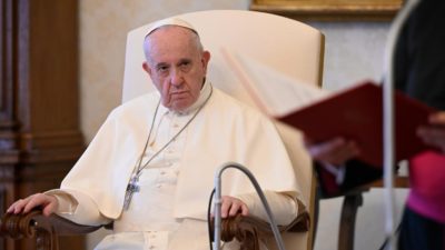 Vaticano: Papa denuncia perseguições contra cristãos