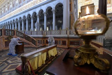 Covid-19: Organismo do Vaticano desaconselha pulverização ou fumigação de igrejas