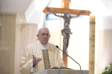 Papa: Francisco rezou pelas pessoas que enterram os mortos, em ações de misericórdia e risco de vida (c/video)