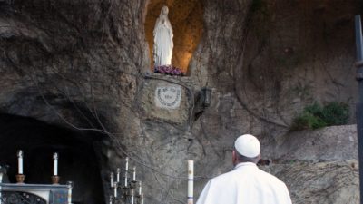 Igreja: Papa preside a oração do Rosário pelas vítimas da pandemia