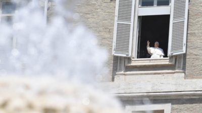 Vaticano: Papa volta a recitar «regina caeli» desde a janela do apartamento pontifício