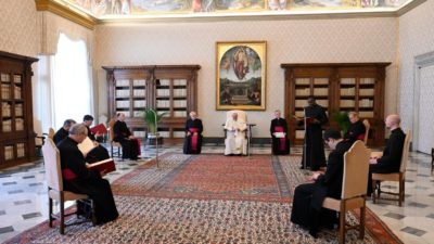 Covid-19: Papa convida a redescobrir valor da oração