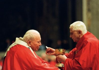 Igreja: Bento XVI assina texto pelo centenário do nascimento de São João Paulo II