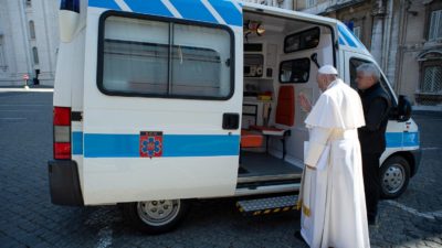 Vaticano: Papa oferece ambulância para socorrer os mais pobres de Roma