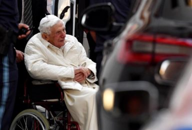 Igreja: Bento XVI regressou ao Vaticano (atualizada)