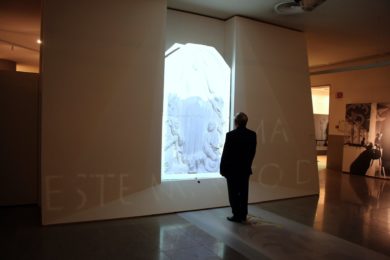 Fátima: Cardeal D. António Marto conduziu primeira visita temática à exposição temporária «Vestida de Branco»