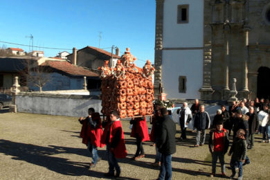 «O sagrado e as gentes»: A tradição da Festa do Charolo numa aldeia desertificada de Bragança (c/vídeo)