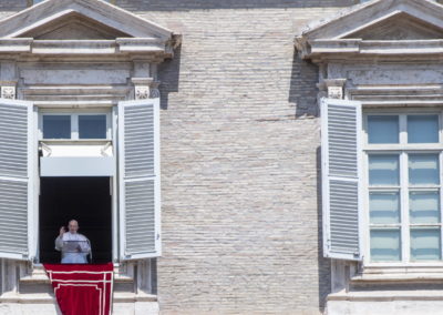 Vaticano: Papa critica quem faz do crucifixo um objeto decorativo ou de superstição