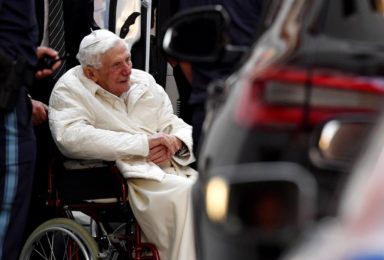 Vaticano: Secretário pessoal de Bento XVI fala em doença «dolorosa, mas não grave»