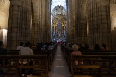 Covid-19: Vaticano diz que é hora de voltar à Missa presencial