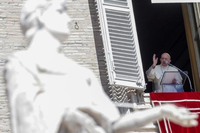 «Fratelli Tutti»: Nova encíclica do Papa distribuída na Praça de São Pedro