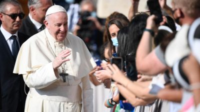 Covid-19: Papa agradece a profissionais de saúde e voluntários que enfrentam a pandemia