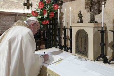 «Fratelli Tutti»: Francisco assina 299ª encíclica na história (c/fotos)