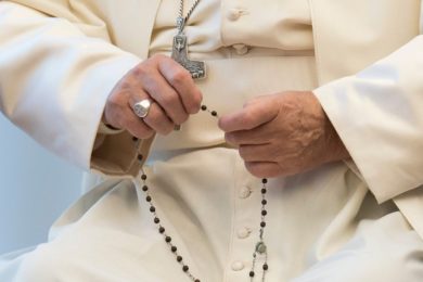 Vaticano: Papa evoca aparições de Fátima para pedir oração do Rosário em tempos de pandemia