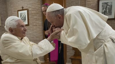 Vaticano: Bento XVI rejeita «teorias da conspiração» sobre a sua renúncia