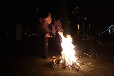 «Cabaz de Conversas»: Natal celebrado ao redor de uma fogueira por família em Vila Real (c/vídeo)