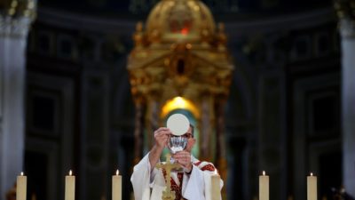 Natal: Vaticano permite que padres celebrem até quatro Missas