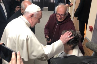 Vaticano: Documentário mostra visitas-surpresa do Papa, com imagens inéditas