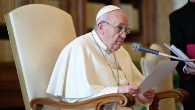 Vaticano: Dor ciática volta a obrigar Papa Francisco a adiar celebrações
