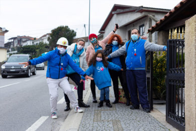 Covid-19: «Rir porta a porta» leva «vacina da felicidade» a idosos isolados