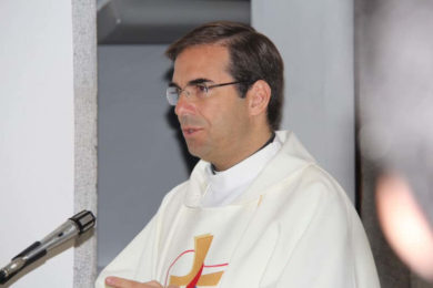 Covid-19: Após 10 dias e 2400 mensagens, padre Miguel Cabral acorda de coma induzido - Emissão 09-02-2021