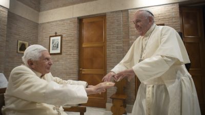 Vaticano: Bento XVI torna-se o primeiro Papa a completar 94 anos de idade