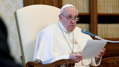 Vaticano: Papa convida a rezar sempre, antídoto contra o «sumo amargo» do negativismo