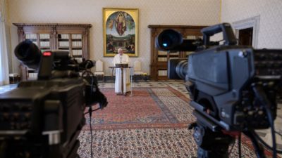 Media: Papa defende importância de «apresentação clara e imparcial dos factos»