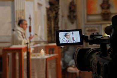Covid-19: Regresso «prudente» das celebrações retoma a «identidade sacramental comunitária» da Missa, afirma o padre António Martins