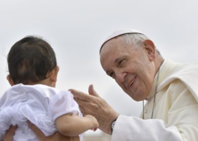 «Amoris Laetitia»: Papa incentiva a «caminhar» com as famílias e «ajudá-las» nos desafios (c/vídeo)