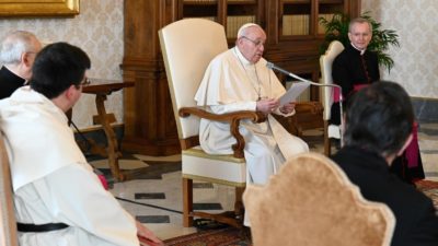 Vaticano: «Ninguém é pai como Deus», diz o Papa