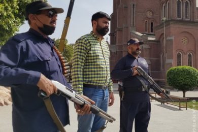 Liberdade Religiosa: Seguranças, armas e detetores de metais procuram proteger igrejas e pessoas no Paquistão